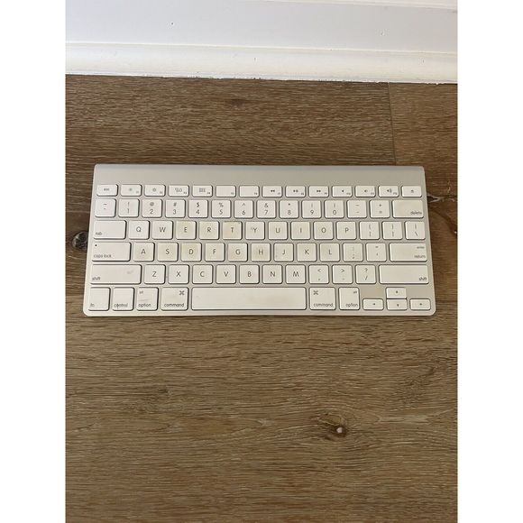 Genuine Apple Magic Keyboard A1314 Wireless Bluetooth Keyboard for Mac/iPad - Picture 1 of 3